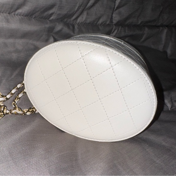 Authentic Chanel White Quilted Vanity Case Bag with Gold Hardware - Picture 6 of 9